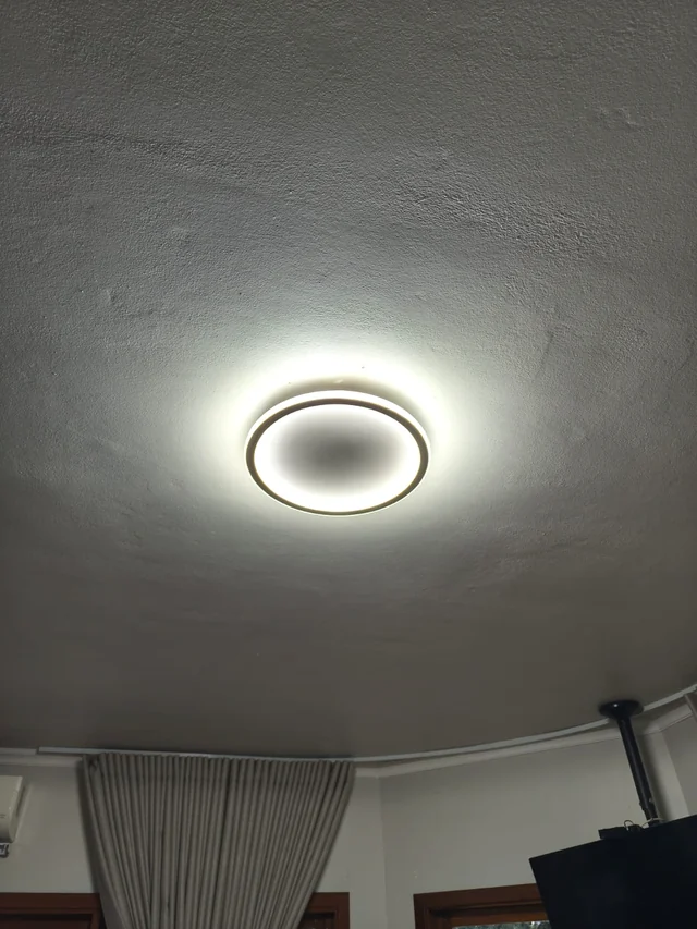 Plafon circular aceso com luz branca no teto.