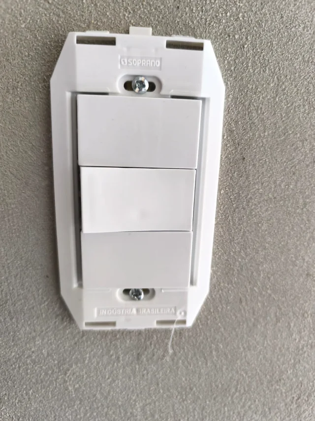 Módulo de interruptor na parede, ainda sem a placa de acabamento.